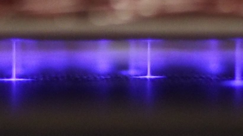 誘電体バリア放電（DBD）による低温プラズマの発光